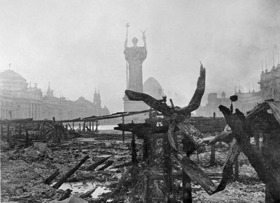 Udsigt over statuen af republikken midt i ruinerne af Court of Honor of the Worlds Columbian Building efter en brand den 8. januar 1894 af American Photographer